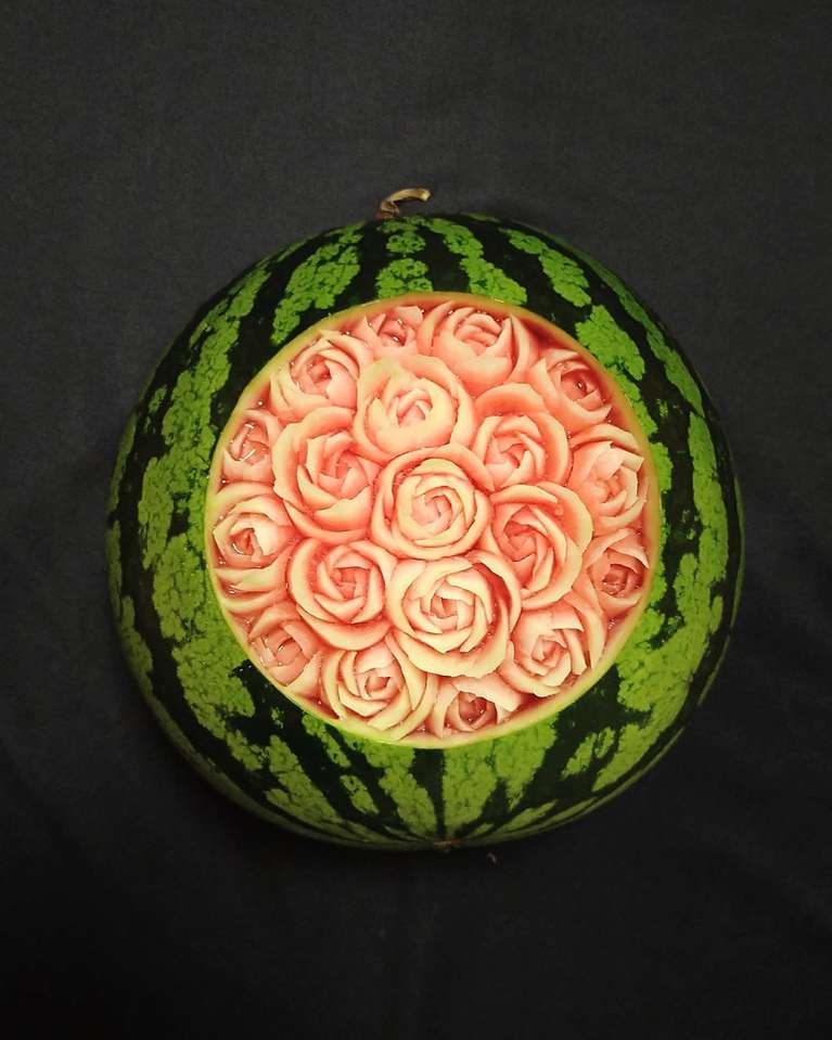 Un chef se volvió viral por esculpir sobre frutas y verduras