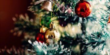 Detectaron una aterradora presencia en el árbol de Navidad