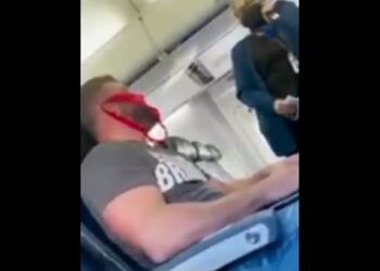 Lo expulsaron del avión por usar un controvertido cubreboca