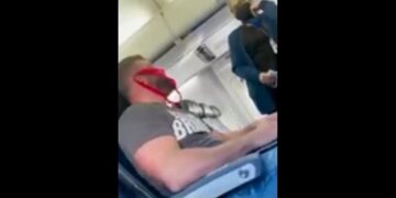 Lo expulsaron del avión por usar un controvertido cubreboca