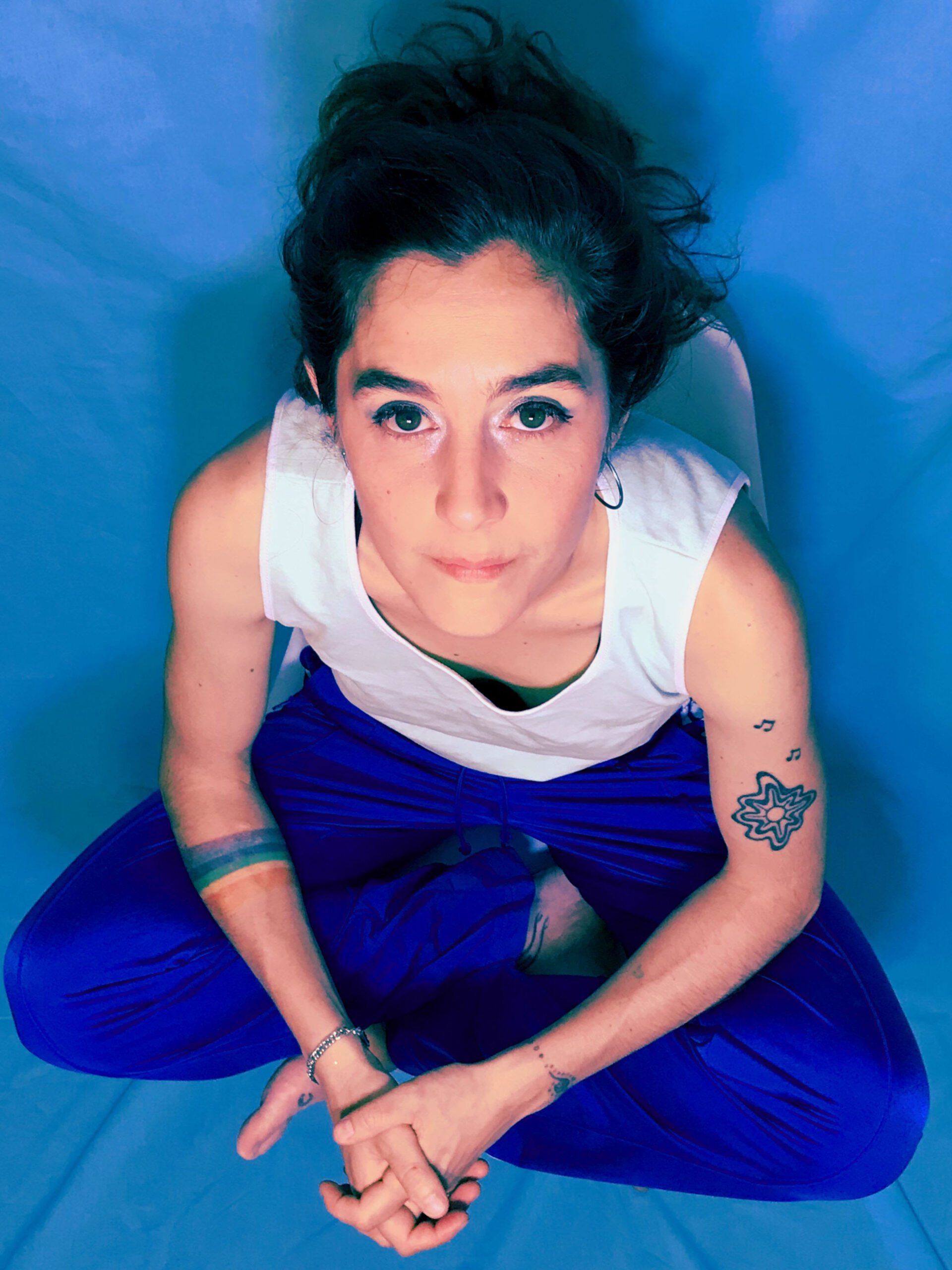 “Las canciones son una manera de ejercitar la poesía presente”