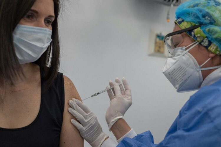 Confirman que la inmunidad de las vacunas contra el Covid-19 se extiende por seis meses