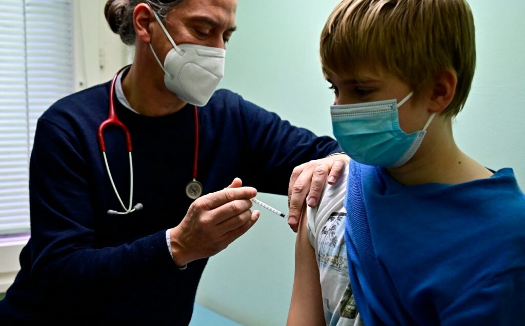 Países europeos iniciaron vacunación contra el Covid-19 en menores