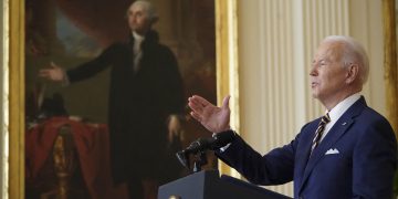 En plenas negociaciones con el FMI, Biden se refirió a Argentina