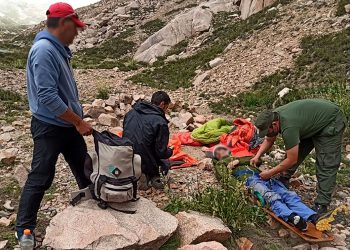 Le salvaron la vida a un andinista que cayó al vacío en Mendoza mientras escalaba