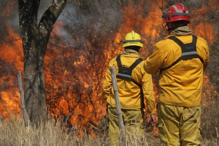 Bomberos lograron contener el incendio en San Francisco del Chañar