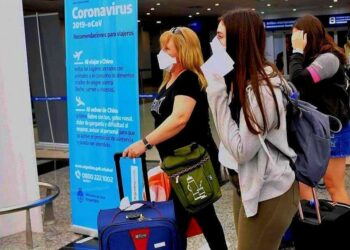 Mayores de 6 años que ingresen al país desde el exterior deberán testearse tras arribar