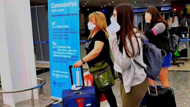 Mayores de 6 años que ingresen al país desde el exterior deberán testearse tras arribar