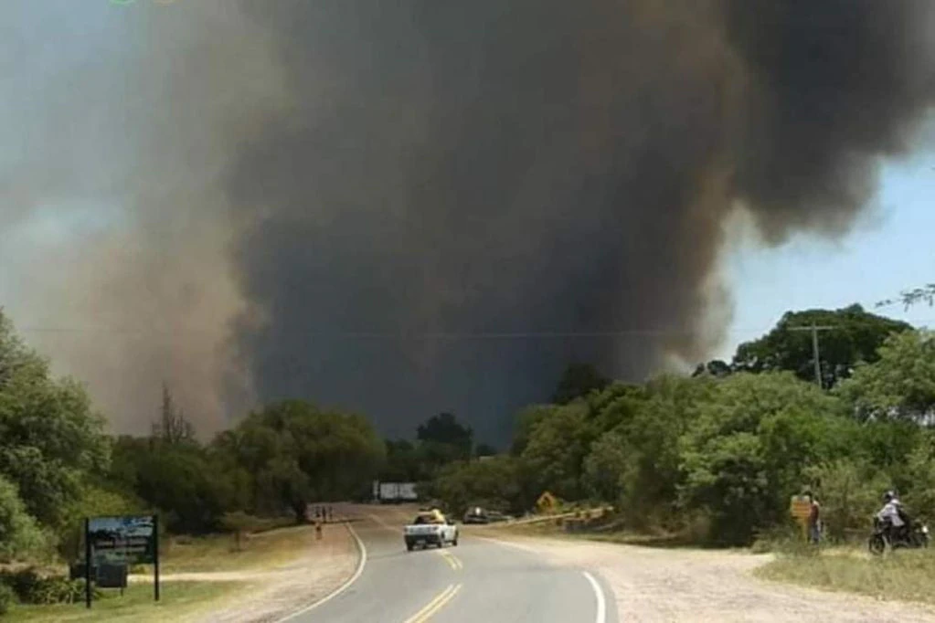 En el medio del calor, se desató un incendio forestal en San Marcos Sierras