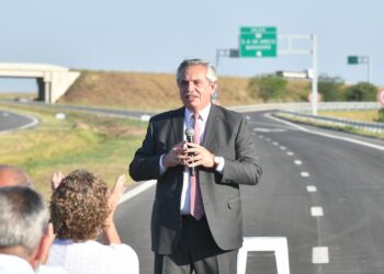 Fernández pidió “investigar sin demoras” las maniobras “inadmisibles” de espionaje interno