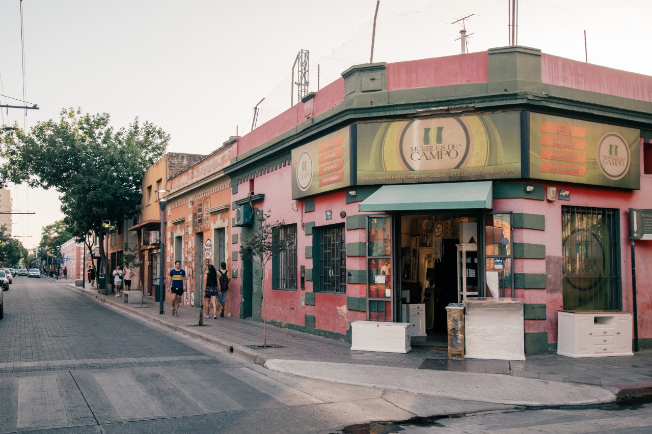 Alternativas turísticas en la ciudad: caminatas por barrios emblemáticos