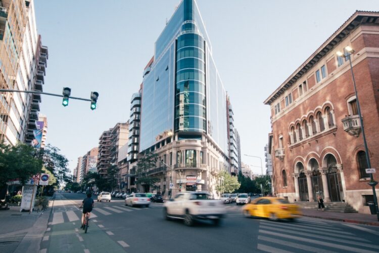 Alternativas turísticas en la ciudad: caminatas por barrios emblemáticos