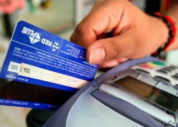 Recuerdan que es ilegal cobrar un recargo cuando se compra con débito