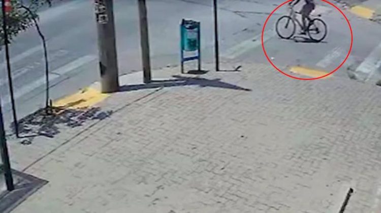 Una cámara de seguridad de un comercio habría filmado al hombre. 
Fuente: Captura de El Doce