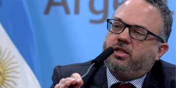 Kulfas dio positivo de Covid-19 y está aislado