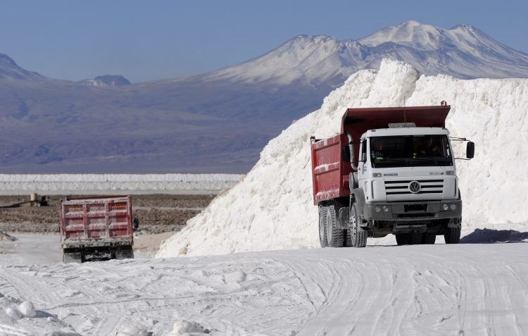 02 de Octubre de 2012/ATACAMA
Las plantas procesadoras de Soquimich (SQM) y la Sociedad Chilena del Litio (SCL), en Salar de Atacama, donde Chile tiene reservas entre 6,3 y 6,5 millones de toneladas de litio, de las cuales entre 5,6 y seis millones provienen de dicho salar, el cual tiene la concentración de litio en salmueras más altas del mundo.Además, el Salar de Atacama es el único yacimiento minero donde hay potasio en cantidades relevantes, por lo que el negocio de SQM se sustentaría principalmente por el potasio. Si bien SQM es el principal productor de litio en el mundo (31%), este negocio representó en 2009 un 8% de sus ventas, por lo cual tiene puestas sus inversiones en el potasio, donde el cloruro de potasio representó en 2009 un 20% de sus ventas. SCL, por su parte, tiene una capacidad instalada de 170.000 ton/año de cloruro de potasio como subproducto y por éste paga a Corfo un 3% de las ventas.
FOTO: ARIEL MARINKOVIC/AGENCIAUNO.