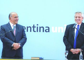 Desmienten el alejamiento de Manzur del Gabinete nacional
