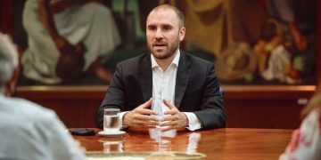 Al límite con los vencimientos, Guzmán pide más tiempo al FMI