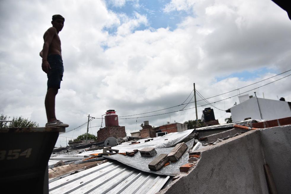 Descarriló un tren y provocó la destrucción de tres casas en Córdoba Descarriló un tren y provocó la destrucción de tres casas en Córdoba