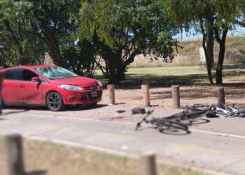 Atropelló, mató y huyó: un conductor se dio a la fuga tras chocar a 5 ciclistas en Palermo