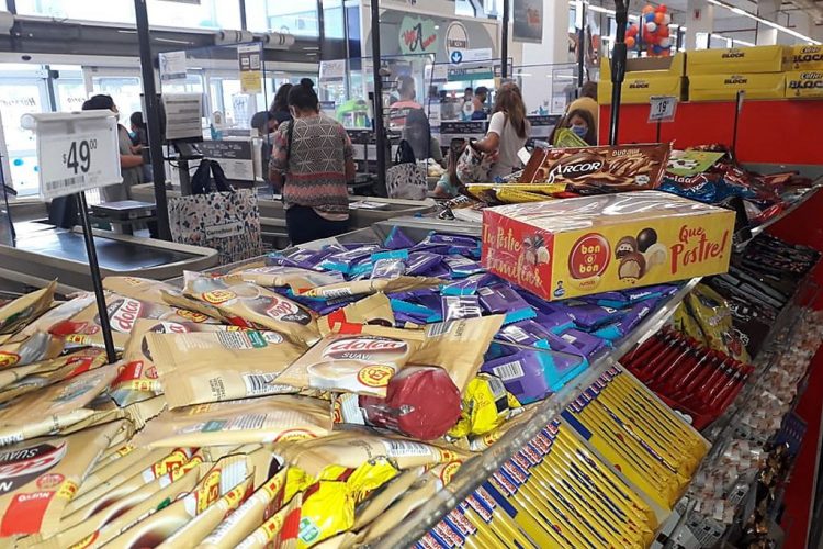 Se cumple la ordenanza que prohíbe exhibir alimentos ultraprocesados en las cajas