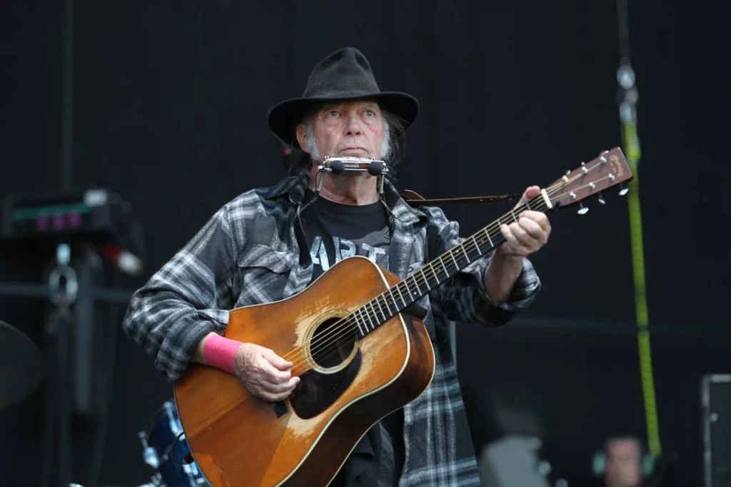 Neil Young y su amenaza a Spotify de retirar su música tras la presencia de un podcast antivacunas