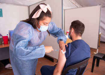 Asisten a migrantes y refugiados para vacunarse contra el Covid-19