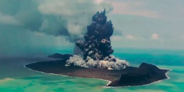 La erupción del volcán en Tonga mantiene alerta a las costas del Pacífico