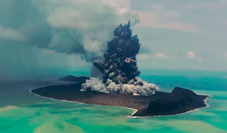 La erupción del volcán en Tonga mantiene alerta a las costas del Pacífico