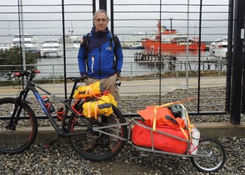 Un español recorre en bicicleta 4.000 kilómetros para unir Ushuaia con Galicia