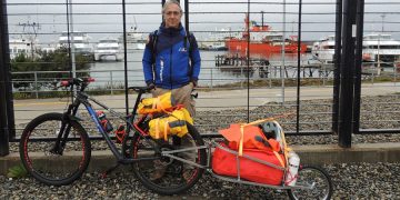 Un español recorre en bicicleta 4.000 kilómetros para unir Ushuaia con Galicia