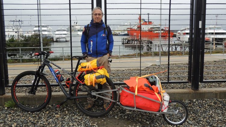Un español recorre en bicicleta 4.000 kilómetros para unir Ushuaia con Galicia