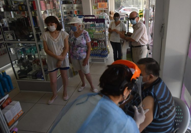 Farmacéuticos reclamaron por las demoras en la vacunación