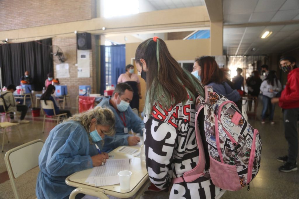 Adolescentes ya reciben la dosis de refuerzo tras 4 meses de intervalo