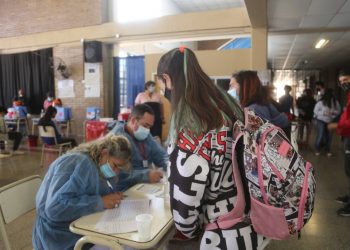 Adolescentes ya reciben la dosis de refuerzo tras 4 meses de intervalo