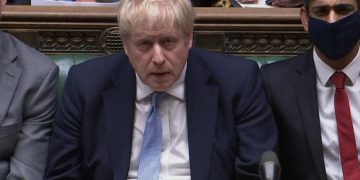 Johnson en jaque por las fiestas en cuarentena