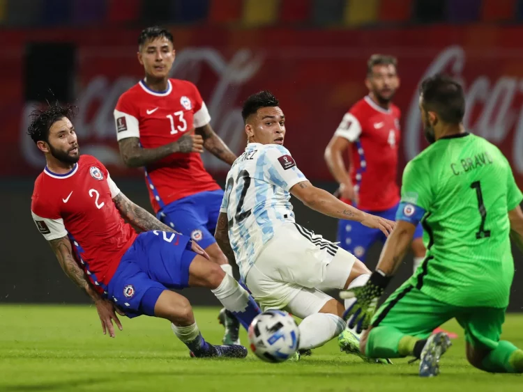 Lautaro Martínez entre cuatro chilenos en el partido por las eliminatorias de la Conmebol disputado el 03 de junio de 2021 / Foto: Juan Mabromata