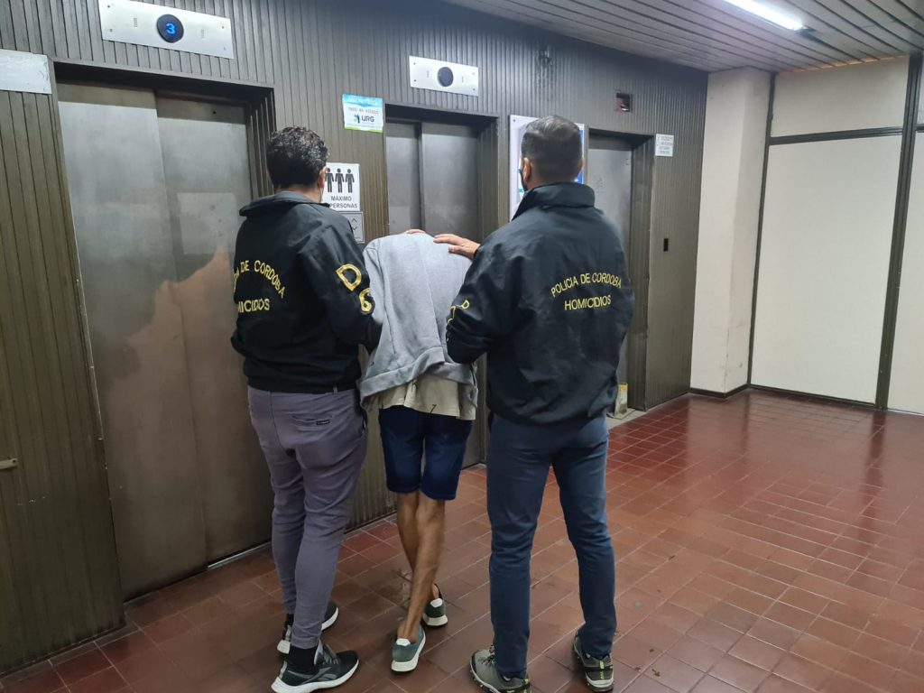 Detienen a un joven por disparar a su madre en la cabeza y provocar su muerte