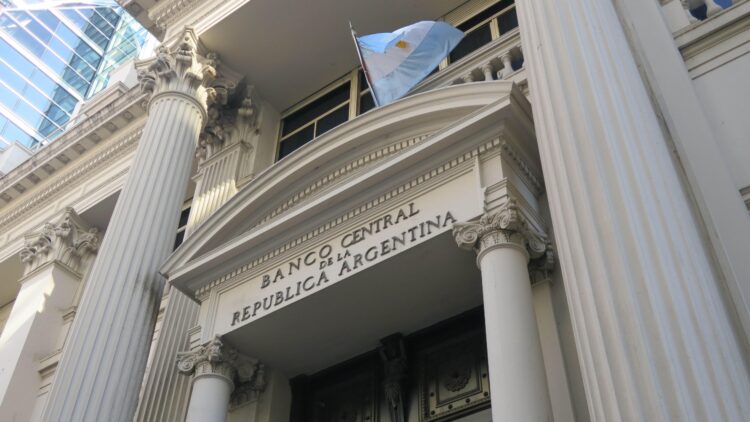 Vista general de la fachada del edificio del Banco Central de la República de Argentina en Buenos Aires (Argentina). EFE/Cristina Terceiro/Archivo