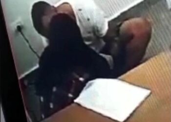 Una jueza fue encontrada besándose con un condenado a cadena perpetua