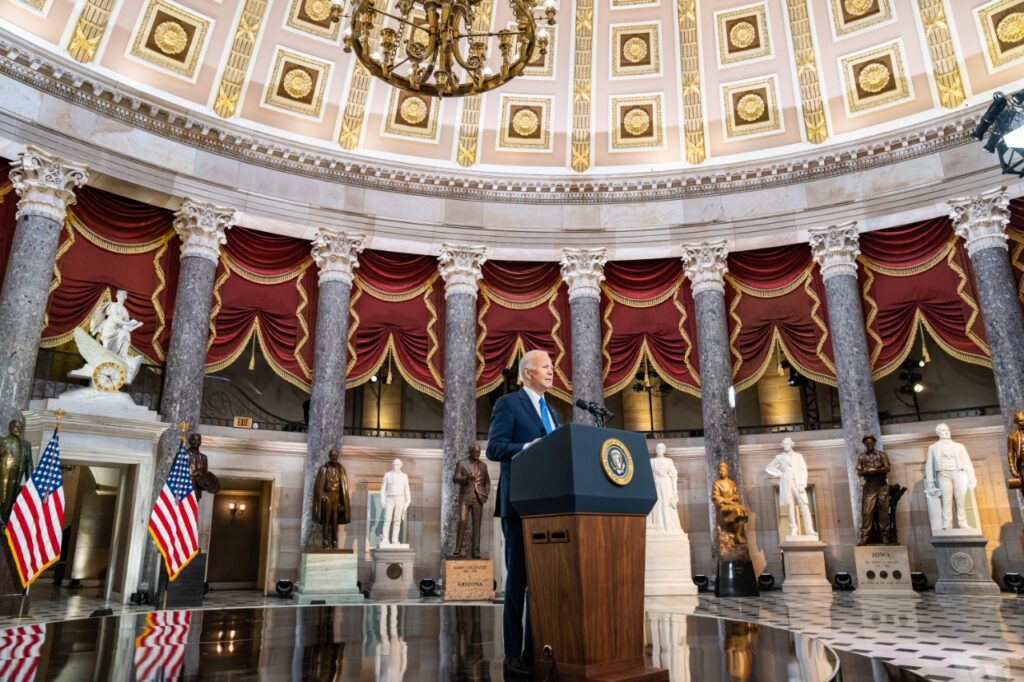 Biden apuntó contra Trump a un año de la toma del Capitolio