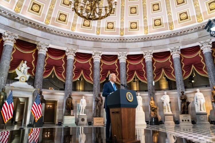 Biden apuntó contra Trump a un año de la toma del Capitolio