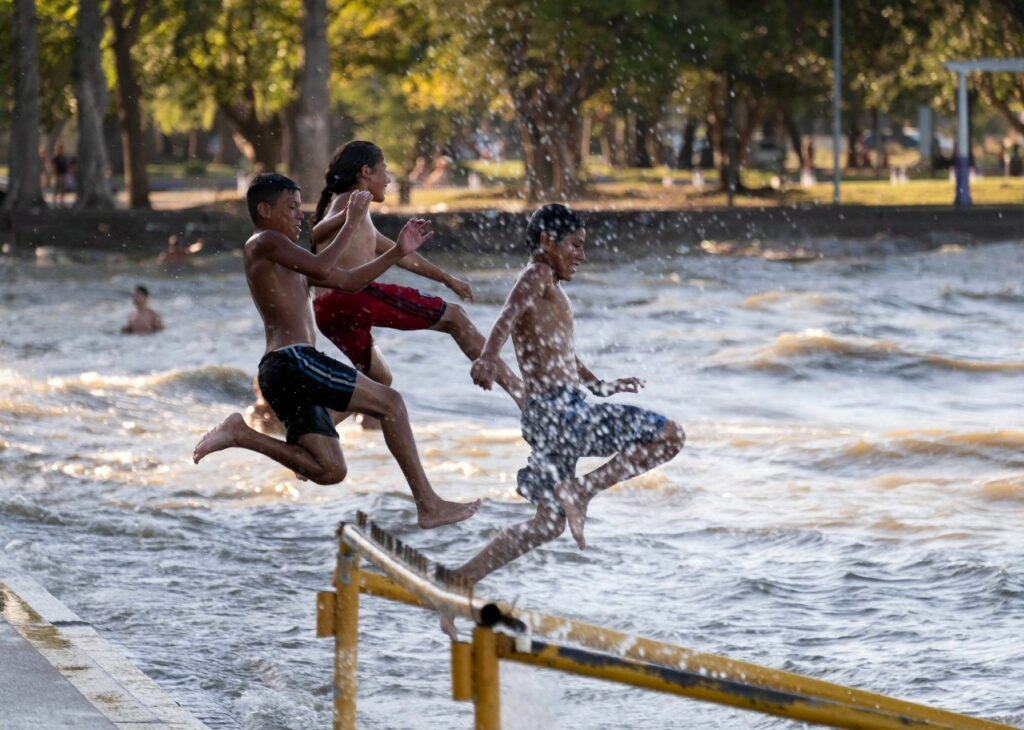 A las 10 de la mañana, 17 provincias superaron los 30°C este viernes