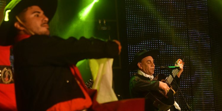 El Chaqueño Palavecino y Los Carabajal en una emotiva velada a puro folklore