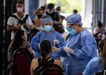 Advierten una “situación epidemiológica descontrolada” y fatiga del personal sanitario