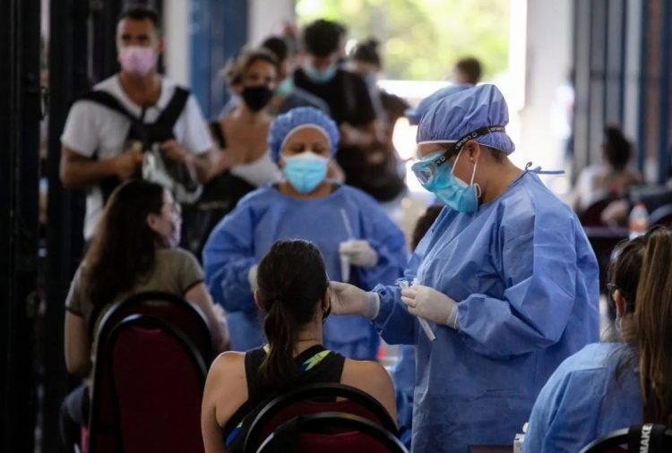Advierten una “situación epidemiológica descontrolada” y fatiga del personal sanitario