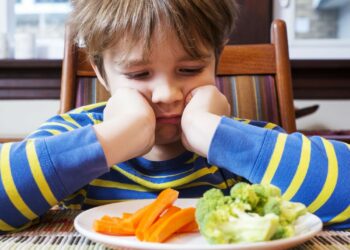 Una investigación reveló el truco perfecto para que tus hijos coman más verdura