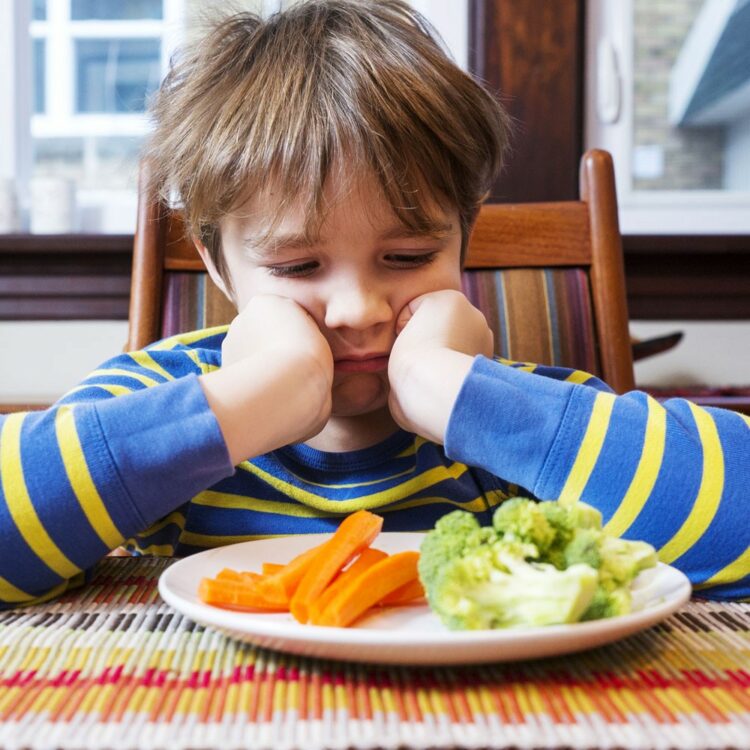 Una investigación reveló el truco perfecto para que tus hijos coman más verdura