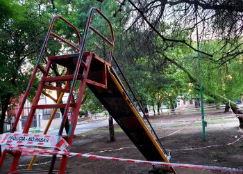 Un adolescente murió electrocutado al apoyarse sobre un poste de luz