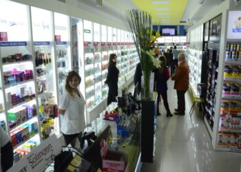La población podrá testearse y hasta vacunarse en farmacias y laboratorios privados